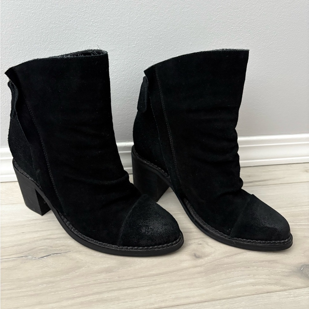 Sbicca Black Ankle Booties with Chunky Heel